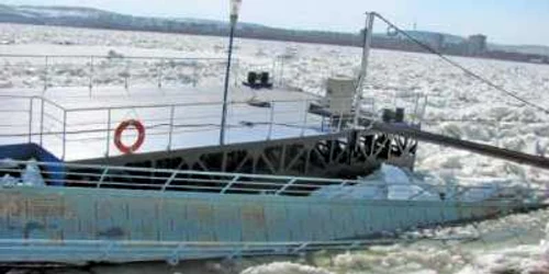 Navele sunt blocate în zona Călăraşi