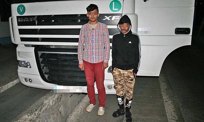 
    Sirienii au fost  găsiţi în patul  de sub scaunul  şoferului  