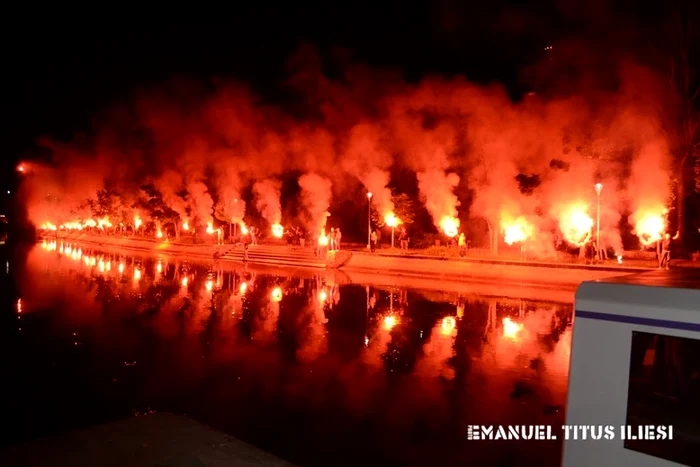 
    Fanii Timişoarei au creat o atmosferă incendiară după ce echipa lor a promovatfoto: facebook asu poli timisoara  