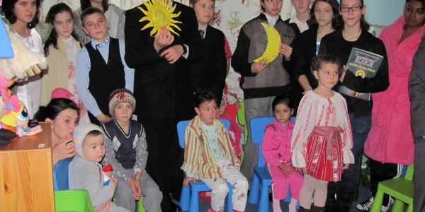 Copiii au fost bucuroşi de darurile primite 