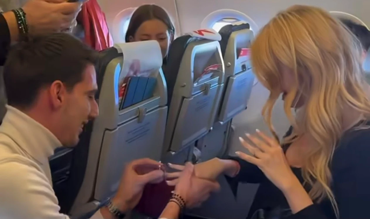 Victor Cornea a cerut-o pe Andreea de soție în avion foto: Instagram 