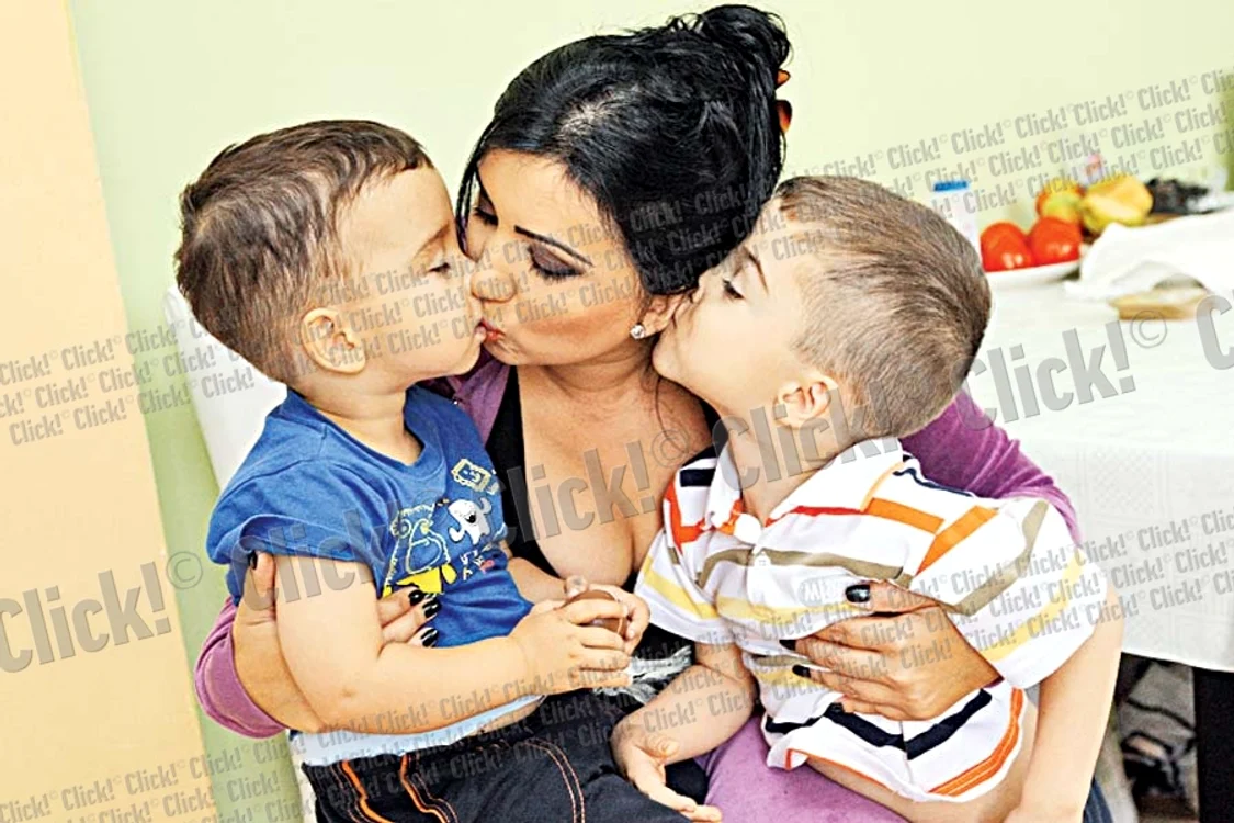Adriana Bahmuţeanu  împlineşte 39 de ani  pe data de 7 mai