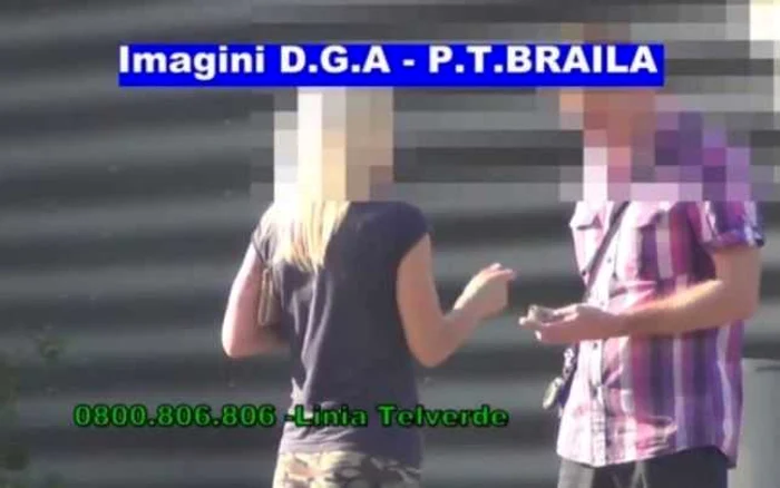 Momentul când brăileanca îi oferă bani poliţistului în arestul Poliţiei Foto: DGA Brăila