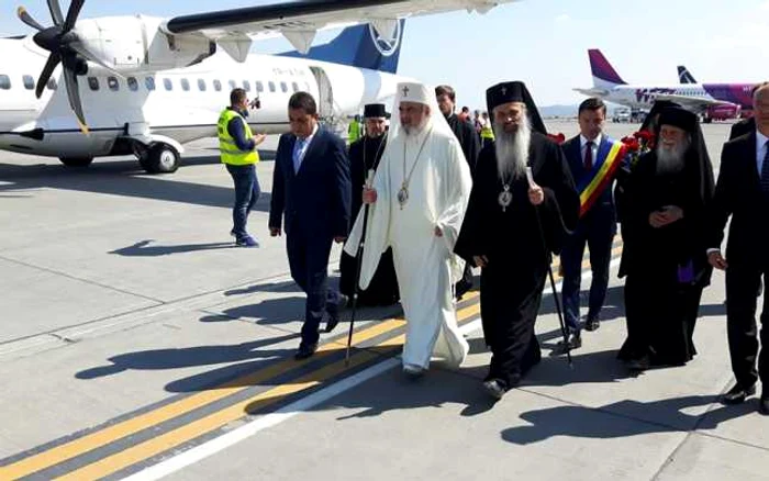 Autorităţile locale l-au întâmpinat pe PF Daniel, patriarhul României, la Aeroportul Iaşi FOTO Facebook/Marian Şerbescu