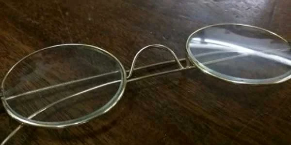 ochelari ghandi foto news.ro 
