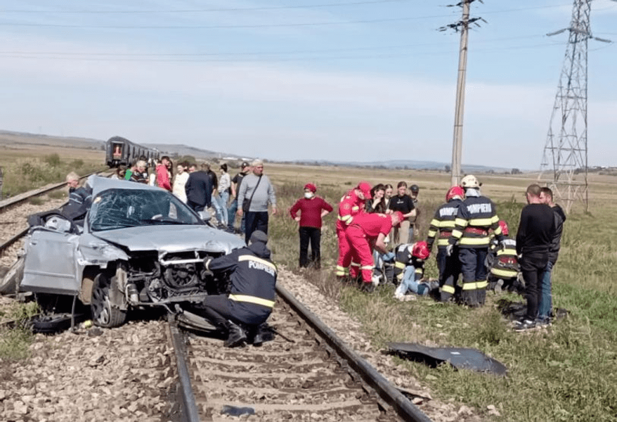 Mașină spulberată de un tren InterRegio. Șoferița a lăsat să treacă un tren și nu s-a mai asigurat 