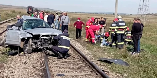 masina lovita de tren FDOTO ISU Vaslui jpg