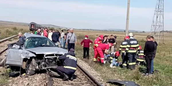 masina lovita de tren FDOTO ISU Vaslui jpg