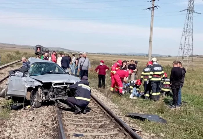 Mașina a fost târâtă zeci de metri de tren FOTO ISU Vaslui