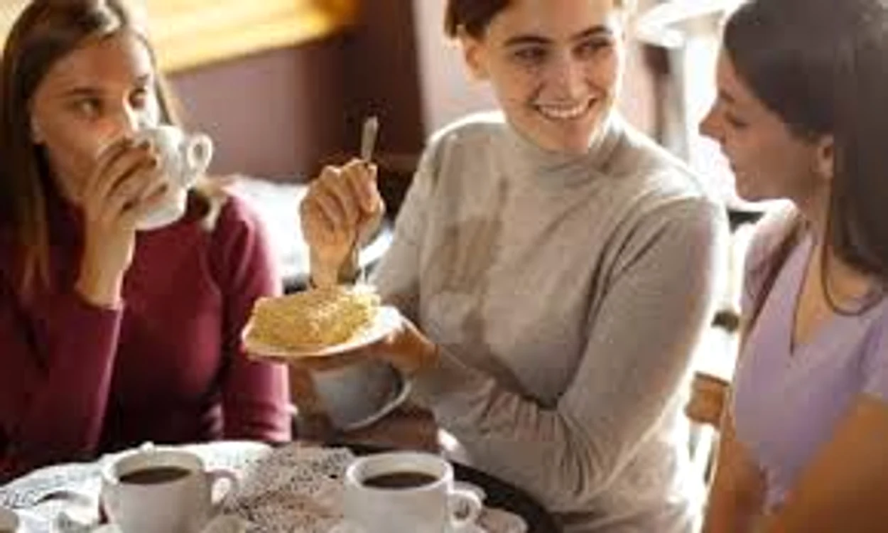 
    Visul în care bei cafea cu o persoană anume prevestește o perioadă de satisfacții  alături de persoana respectivă Sursa foto: Click.ro  