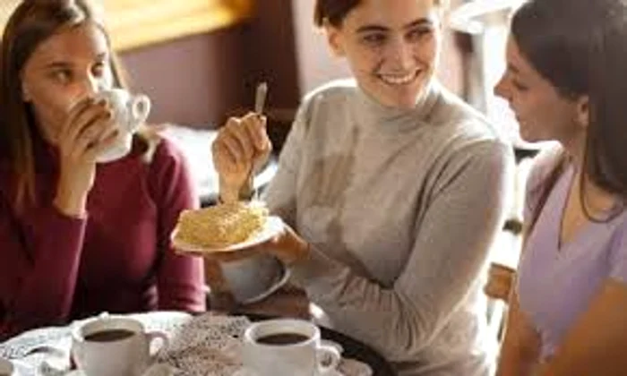 Visul în care bei cafea cu o persoană anume prevestește o perioadă de satisfacții alături de persoana respectivă Sursa foto: Click.ro