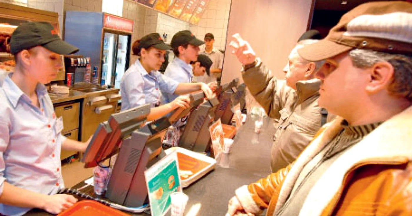 Românii alocă, în medie, pentru un meniu de fast-food maximum trei euro