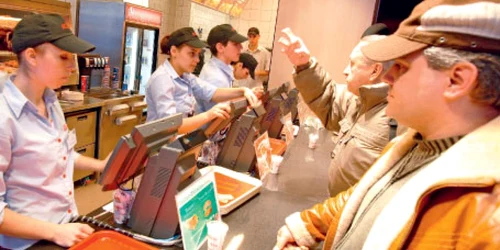 Românii alocă, în medie, pentru un meniu de fast-food maximum trei euro