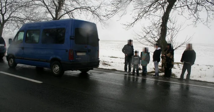 Transfugii călătoreau cu un microbuz