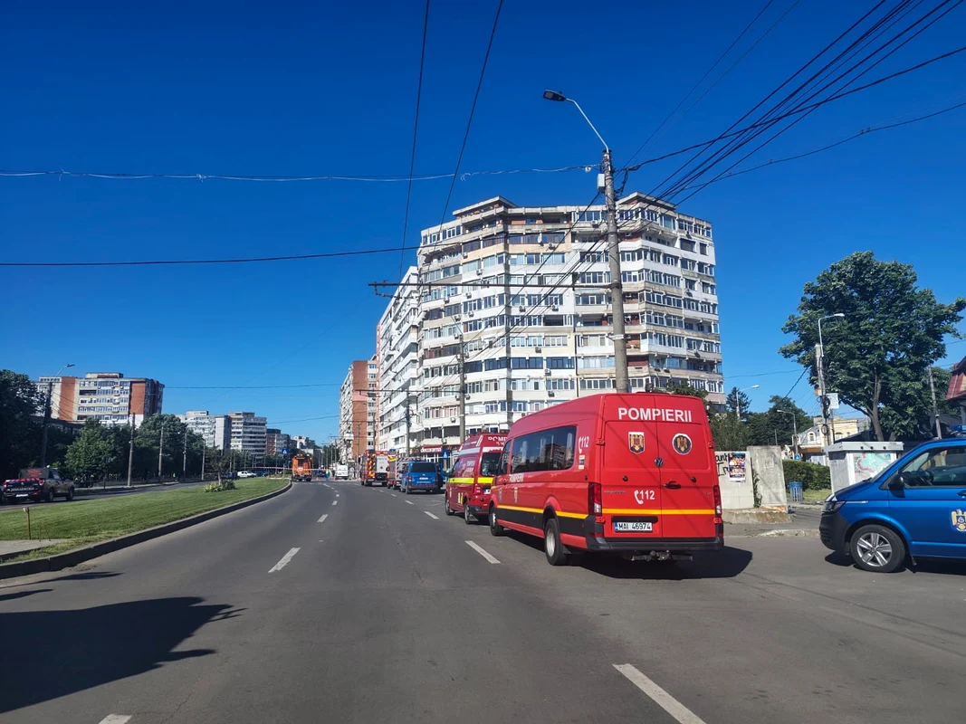 Centrul orașului Galați, oameni evacuați după ce o dronă a lovit un imobil  Foto: C. Mazilu
