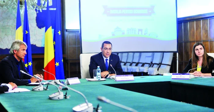 Guvernul a redus deficitul bugetar cu preţul intrării economiei în recesiune FOTO gov.ro