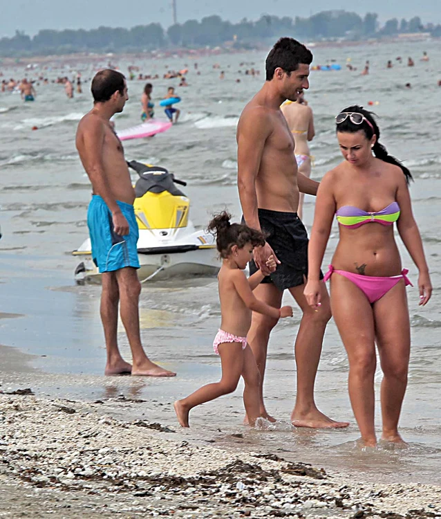 Daniel a luat-o de mână pe Maria şi au mers în apăFoto: Mihai Ionescu