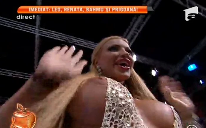 Blondina are trei implanturi mamare, fiind posesoarea unuia dintre cele mai mari busturi din showbiz