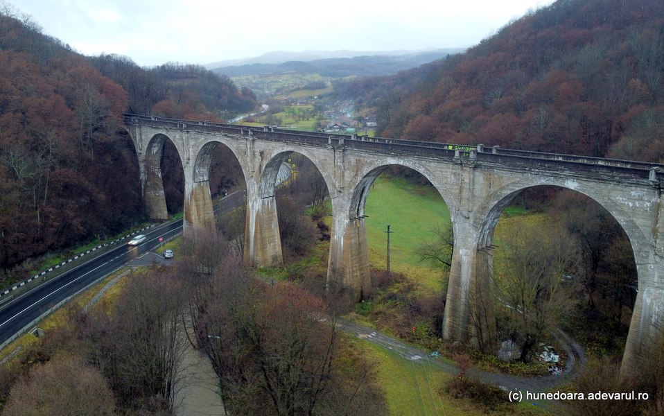 Tragedie pe viaductul blestemat din Hunedoara. Victima este o tânără care a căzut de la 25 de metri VIDEO