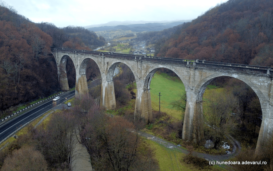 Viaduct spectaculos din Hunedoara, părăsit de 25 de ani. Emblema căii ferate Deva - Brad VIDEO