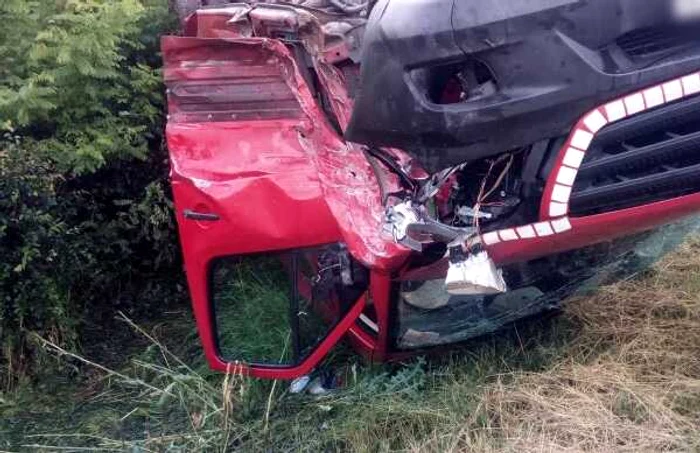 Plan Roşu de Acţiune în Vâlcea în urma unui accident pe DN 67 în care un microbuz cu 14 persoane s-a răsturnat în urma unei coliziuni Foto Adevărul