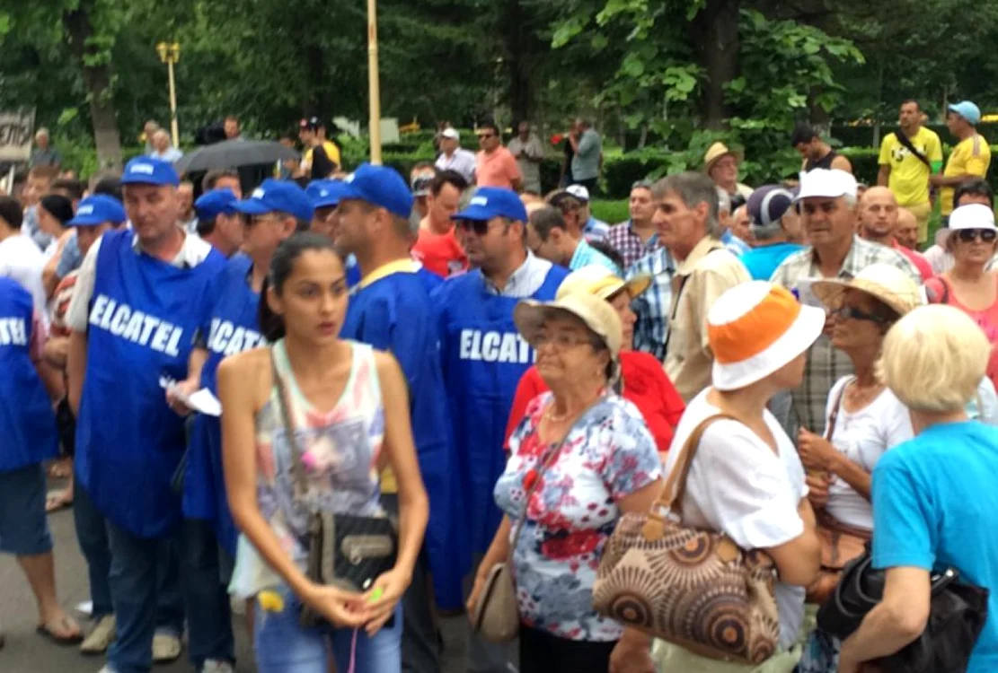 Constănţeni adunaţi la protestul de vineri, 11 iulie, faţă de administraţia Mazăre FOTO Mariana Iancu