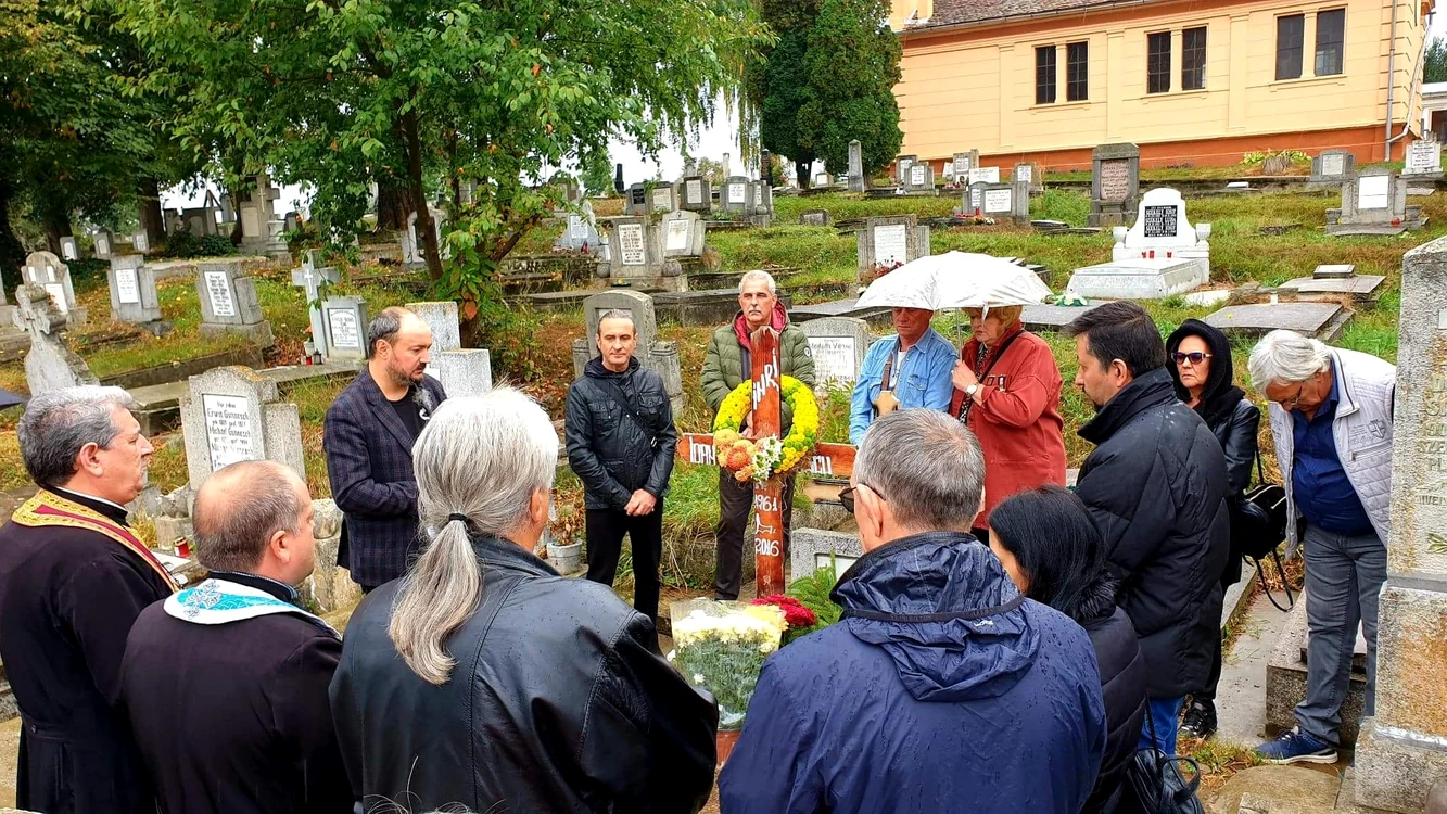 Prietenii l-au comemorat pe Ioan Gyuri Pascu la cimitirul din Agnitafoto: Click!