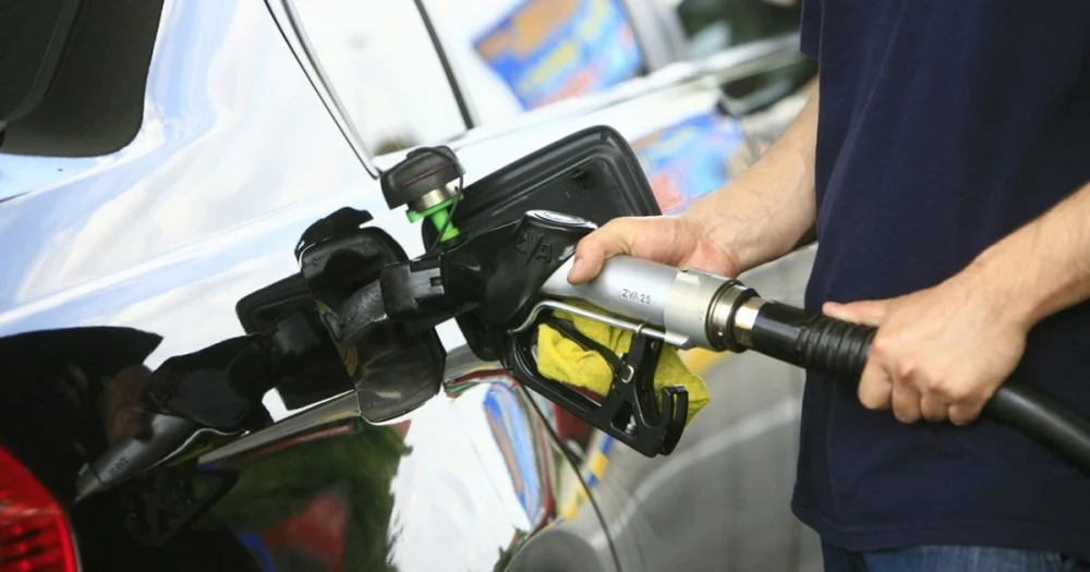 Prețul carburanților, umflat nejustificat în România. Transportatorii economisesc 3.000 de lei la un plin făcut în Bulgaria