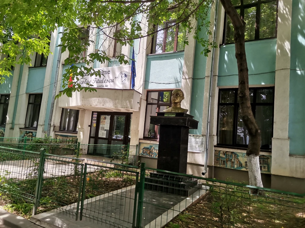 fatada_liceu_nicolae_titulescu_slatina_intrare-principala_foto_alina_mitran