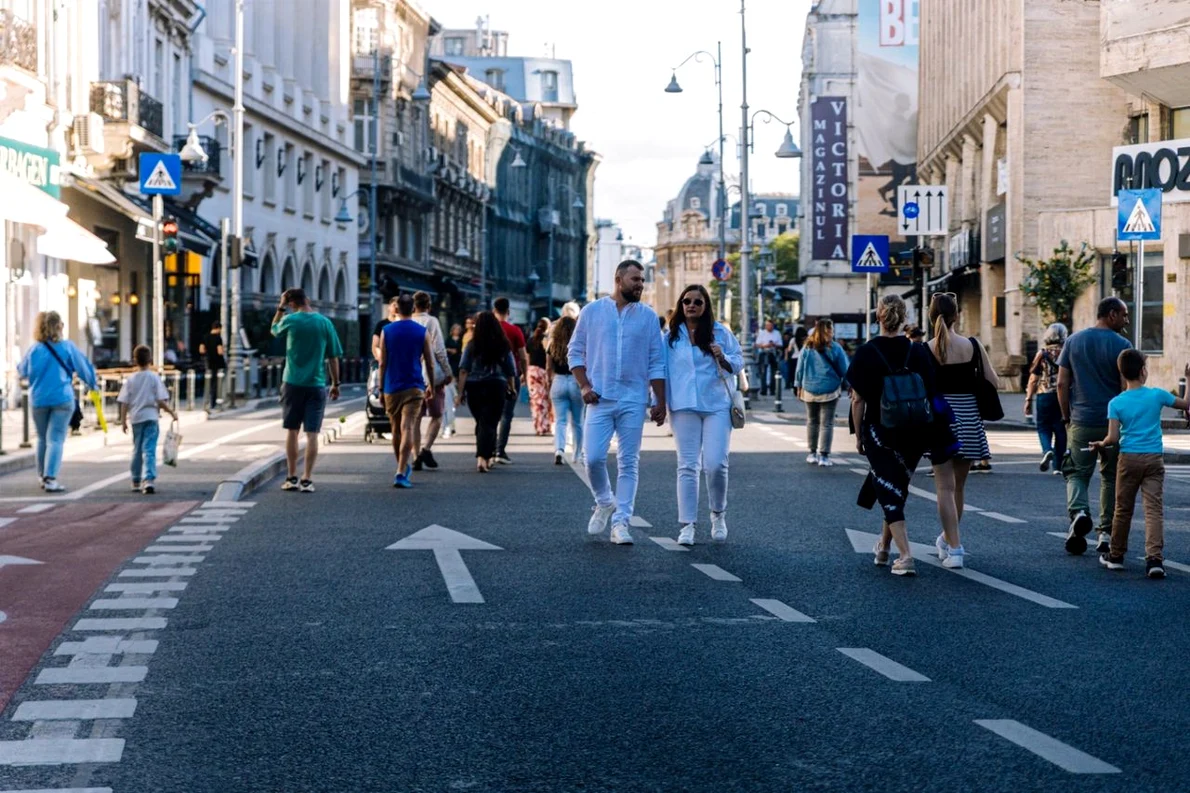 Instalații urbane, parade și tururi ghidate pe Calea Victoriei, în penultimul weekend „Străzi Deschise”