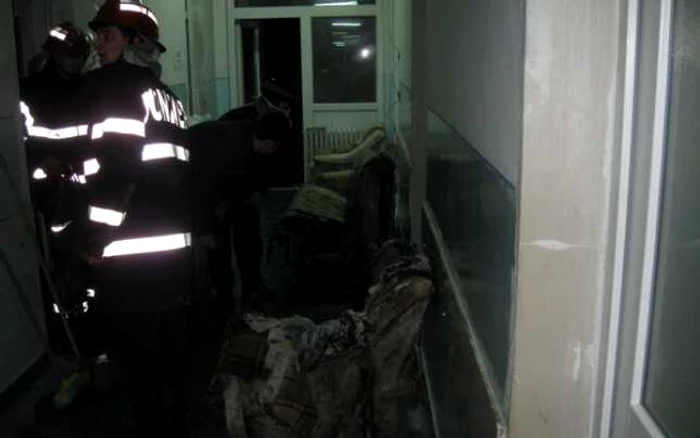 În urma incendiului a fost afectată doar camera de gardă. Canapeua și fotoliile arse au fost scoase pe hol.