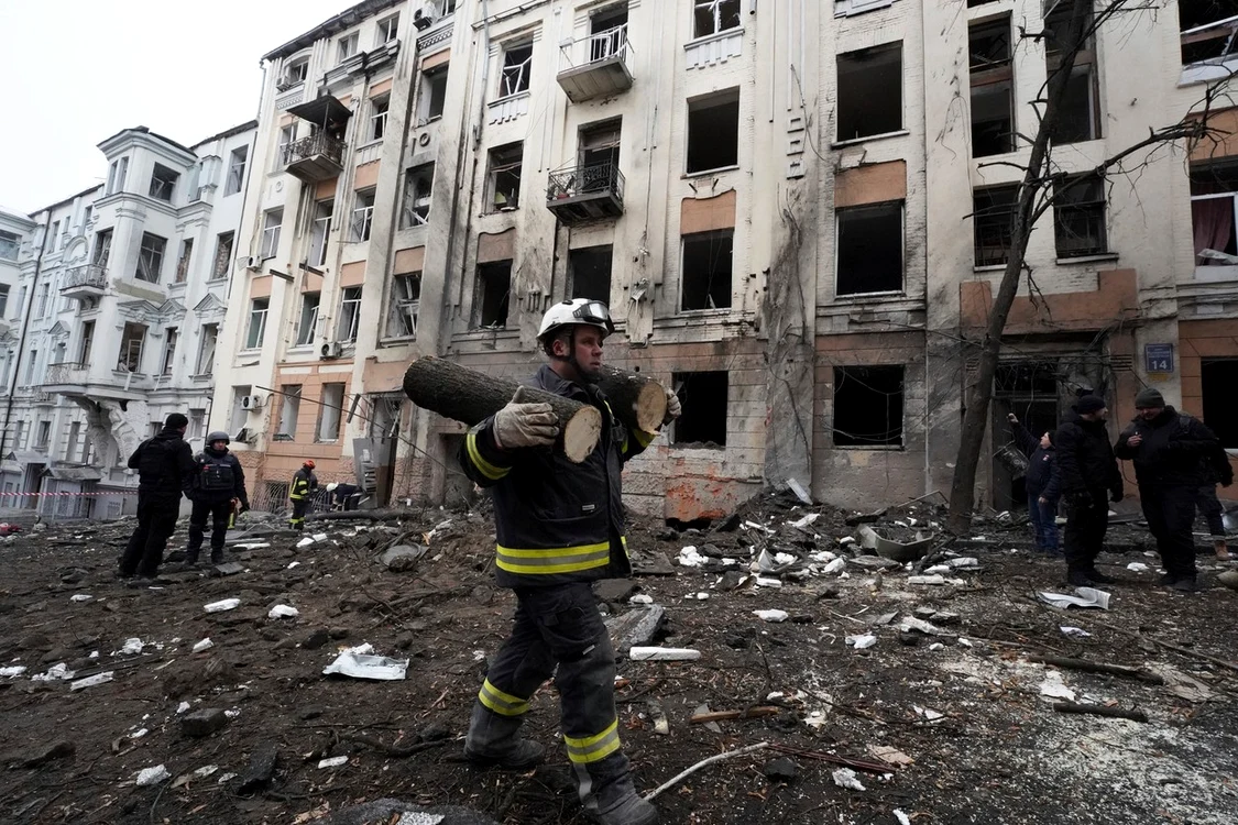 Clădire lovită de o rachetă rusească, în centrul orașului Harkov FOTO Profimedia
