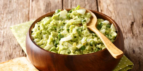 Salata cu avocado  Sursa foto shutterstock 1735987730 jpg
