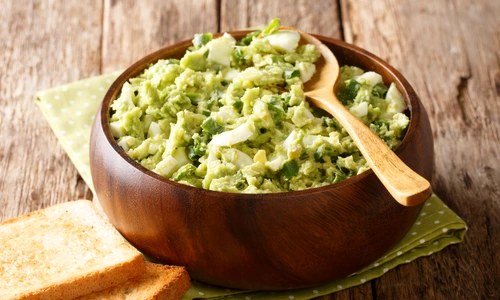 Salata cu avocado  Sursa foto shutterstock 1735987730 jpg