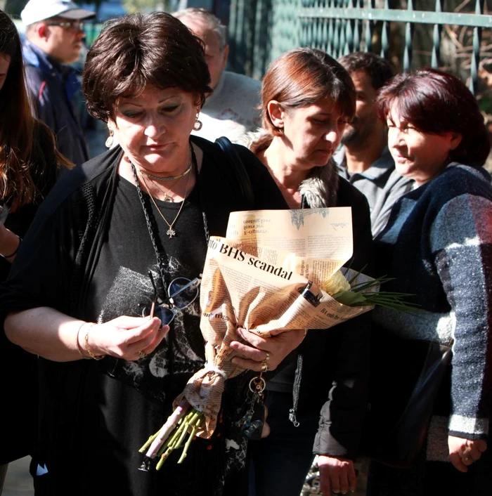 La înmormântarea Tamarei Buciuceanu a ajuns Monica Pop, cu un buchet de flori în mână