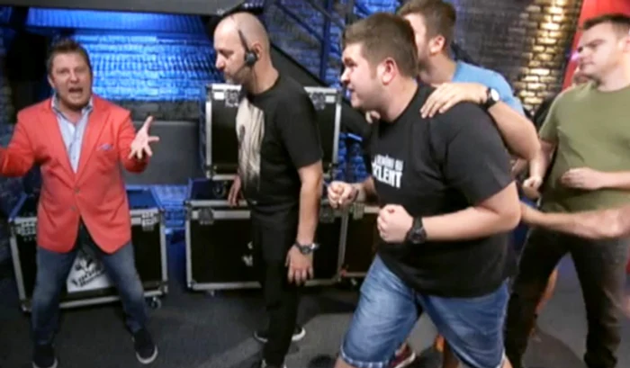 Angajații emisiunii de la PRO TV s-au bulucit cu toții în culise, să o urmărească îndeaproape pe Elena