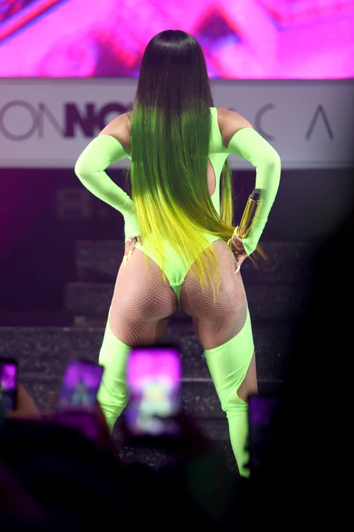 Cardi B și-a mărit fesele