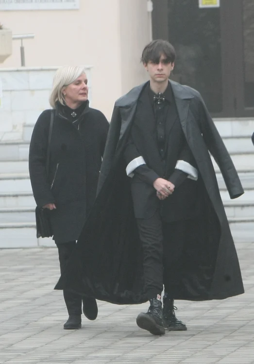 Sebastian, însoțit de mama sa, Christel Ungar, la ceremonia de incinerare a Cristinei Țopescu