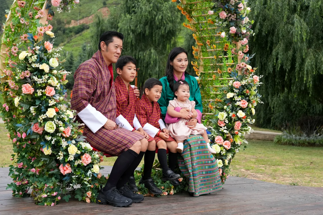 Regele Jigme Khesar, Gyalsey Jigme Namgyel, Jigme Ugyen Wangchuck, Printesa Sonam si Regina Jetsun Pema Casa Regala din Bhutan 4 jpg