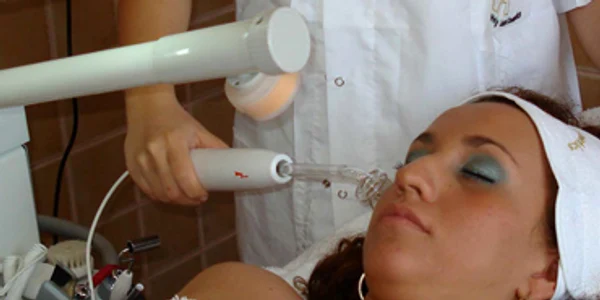 Bacău: Sezonul estival umple saloanele cosmetice