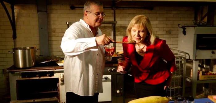 Mircea
Dinescu a gătit pentru baroneasa Emma Nicholson, în cadrul unui
eveniment special FOTO TVR 1