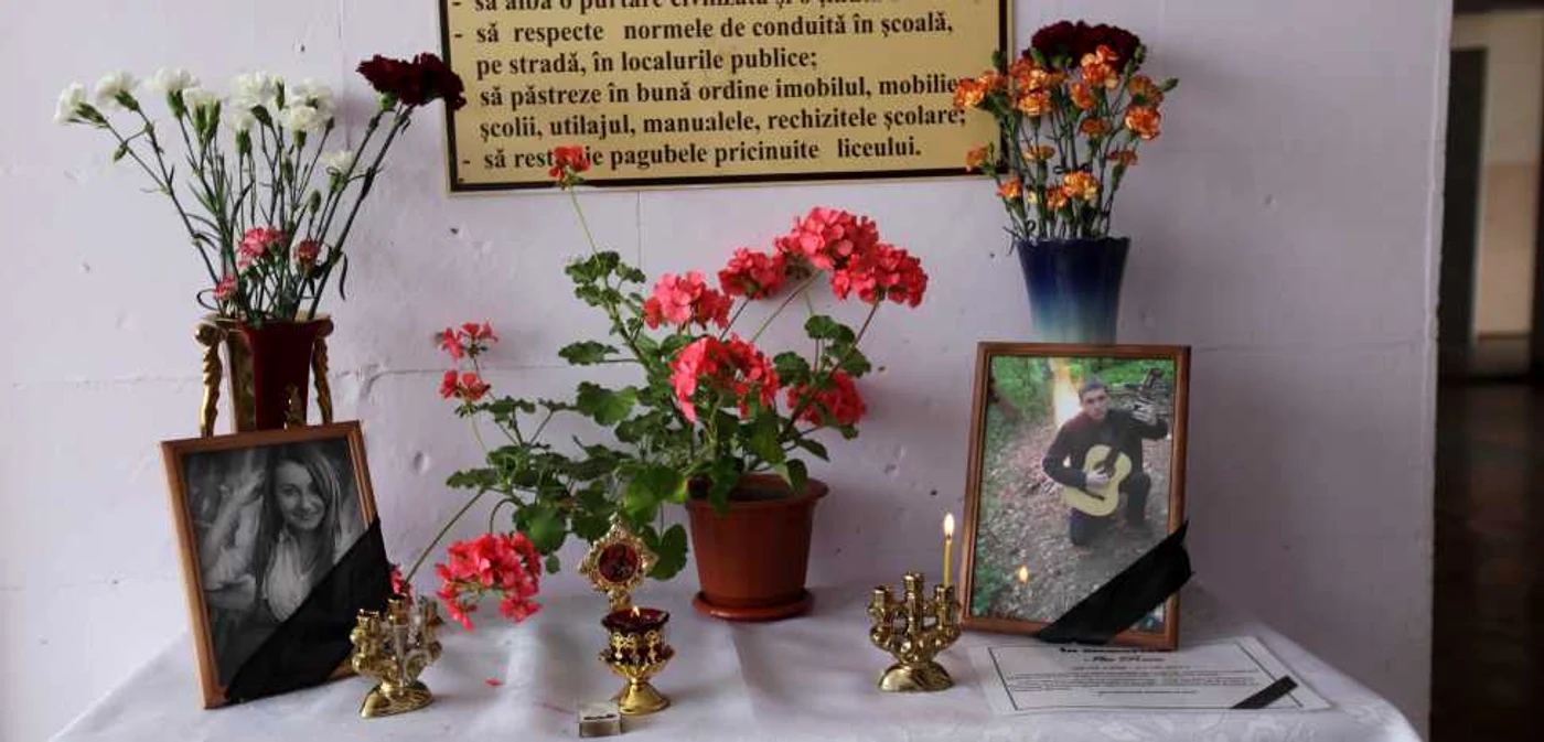 Olguţa şi Ilie îşi privesc colegii de liceu din pozele îndoliate