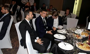 Oamenii lui Gâlcă nu s au dezlipit de telefoane jpeg