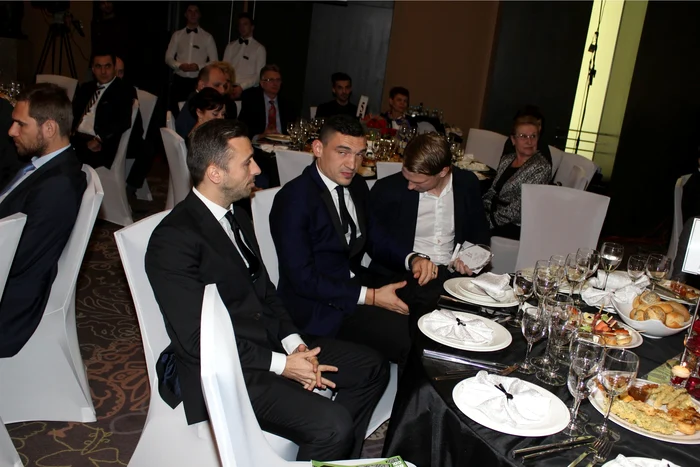 Oamenii lui Gâlcă nu s-au dezlipit de telefoane