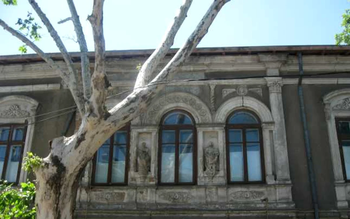 Pe dinafară, puţine dintre clădiri mai păstrează urmele de altădată ale istoriei