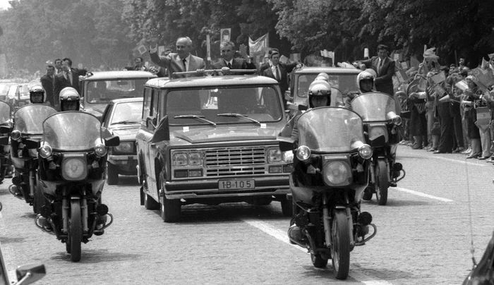 Nicolae Ceaușescu într-un ARO 304 făcut pe comandă / foto: Profimedia