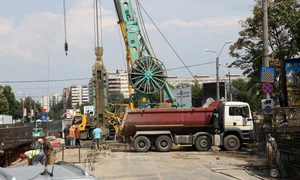 Muncitorii lucrează la  pereții mulați ai stației  jpeg
