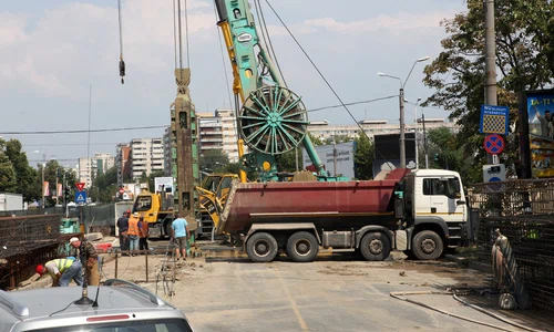 Muncitorii lucrează la  pereții mulați ai stației  jpeg
