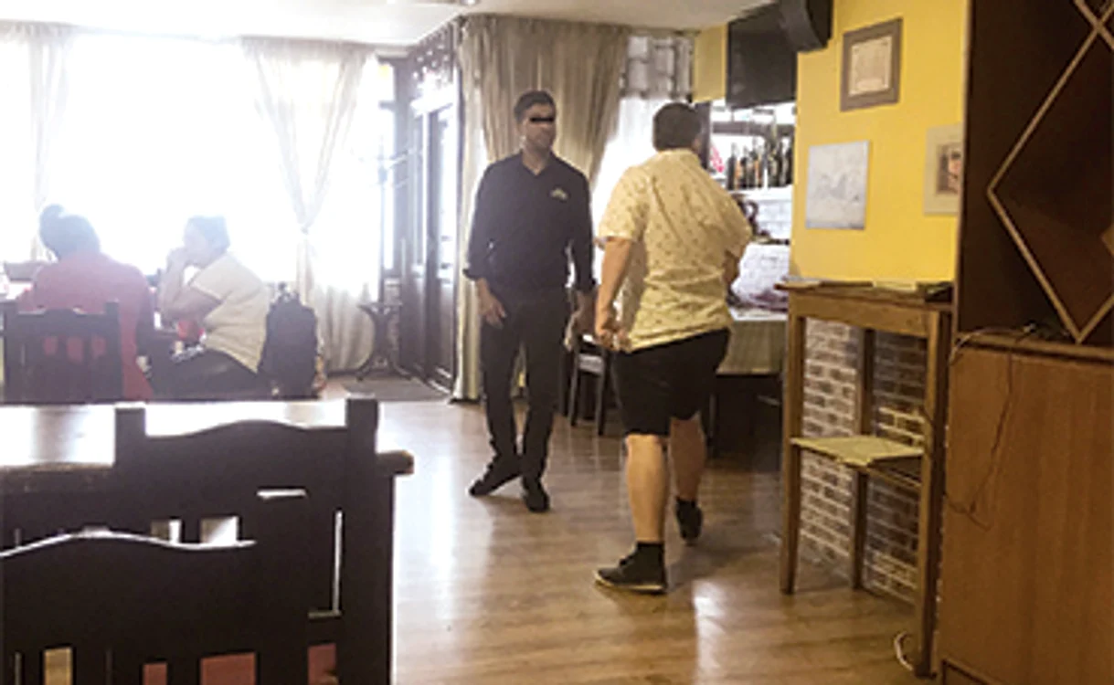 
    Reporterul a traversat terasa și a intrat într-un birt de pe bulevardul RebreanuFoto: Mihai Ionescu  