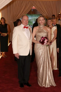 Prințesa Charlene și Prințul Albert de Monaco la Balul Crucii Roșii. FOTO: Profimedia